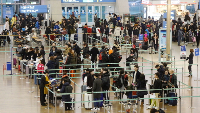 ▲ 2017년 연말연시 연휴 이틀째인 31일 오전 인천시 중구 인천공항 3층 출국장에 해외로 출국하는 여행객들로 붐비고 있다.장용준기자