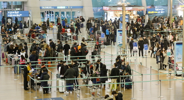 ▲ 2017년 연말연시 연휴 이틀째인 31일 오전 인천시 중구 인천공항 3층 출국장에 해외로 출국하는 여행객들로 붐비고 있다.장용준기자