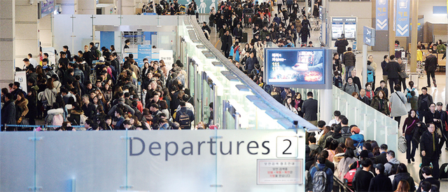 ▲ 2017년 마지막날인 31일 인천국제공항 3층 출국장이 해외로 출국하는 여행객들로 붐비고 있다. 장용준기자