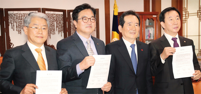▲ 지난 12월29일 국회 의장실에서 정세균 국회의장과 3당 원내대표들이 현안처리를 위한 국회 본회의 개최 등을 합의하고 합의문을 발표하고 있다. 연합뉴스