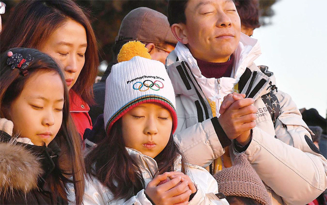▲ 새해 소원은… 2018년 무술년(戊戌年) 새해 첫날인 1일 오전 수원화성 서장대에 첫 해돋이를 보려는 많은 인파가 몰린 가운데 한 가족이 떠오르는 태양을 바라보며 새해 소망을 빌고 있다. 조태형기자