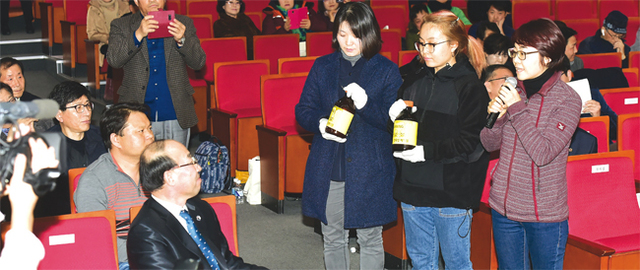 지난해 12월 6일 부평구청 대회의실에서 열린 캠프마켓 환경조사 결과 발표에서 인천녹색연합 활동가들이 캠프마켓 내에서 확인된 오염 토양을 전달하고 있다.