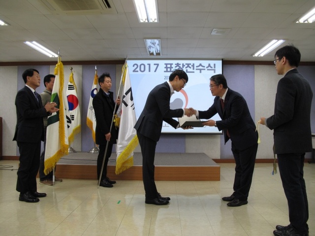 ▲ 사회적기업 구츠 고용노동부장관상 수상
