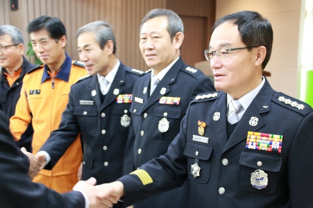 ▲ 양평소방서 신민철서장이 시무식을 갖고 소방대원과 소방안전의 결의를 다지고 있다.