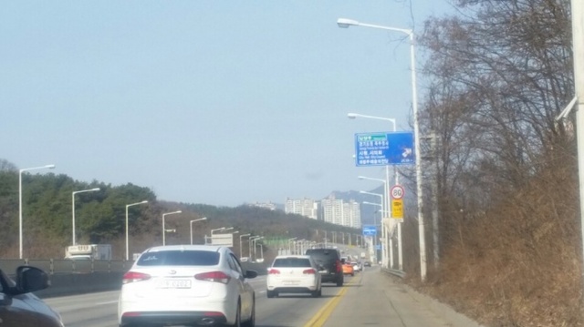 ▲ 호원ic개통으로 통행량이 급격히 늘어난 서부로. 개설10여년만에 처음 보수에 나선다.