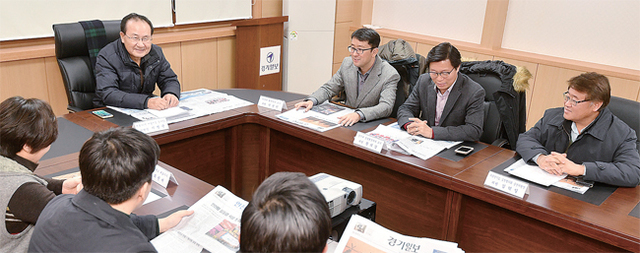 ▲ 경기일보 독자권익위원회 12월 회의에서 위원들이 본보 편집내용에 대해 평가하고 있다. 김시범기자