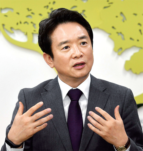 ▲ 남경필 경기지사는 본보와의 신년 인터뷰를 통해 민선 6기 마지막 해 초강대도시 육성을 위한 새로운 패러다임을 제시했다. 전형민기자