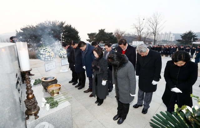 ▲ 광주시의회 현충탑참배