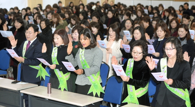 ▲ 3일 오후 '아동권리 존중을 위한 자정 결의대회'가 열린 인천시청 대회의실에서 인천시어린이집연합회 회원들이 보육인 윤리 선언을 하고 있다.장용준기자