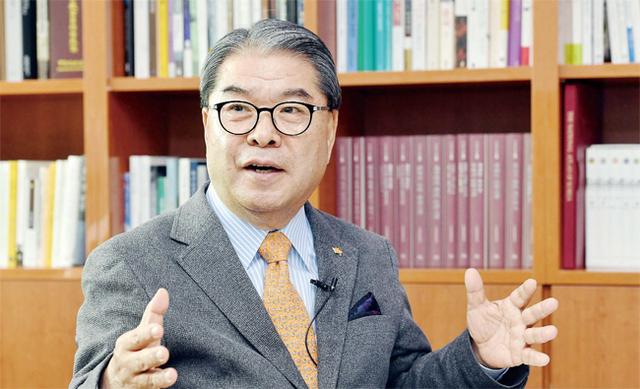 ▲ 4·16 교육체제, 혁신교육 등 대한민국 교육에 새로운 방향을 제시하고 있는 이재정 경기도교육감이 새해를 맞아 변혁을 준비하고 있다. 이 교육감은 4차 산업혁명 시대에 발맞춰 교육현장의 미래교육을 강조하면서 지역별 특성을 살린 경기도만의 특색이 필요하다고 역설하고 있다. 전형민기자
