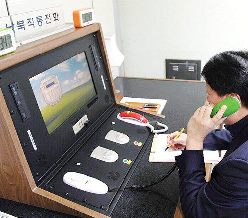 ▲ 복원된 남북직통전화 3일 오후 3시 34분 파주시 판문점 공동경비구역(JSA) 내 연락사무소 ‘남북직통전화’를 통해 우리측 연락관이 북측과 통화하고 있다. 통일부는 전화는 오후 3시 30분에 북한이 걸어왔으며, 전화와 팩스가 정상적으로 가동되는지 확인했다고 전했다. 통일부 제공