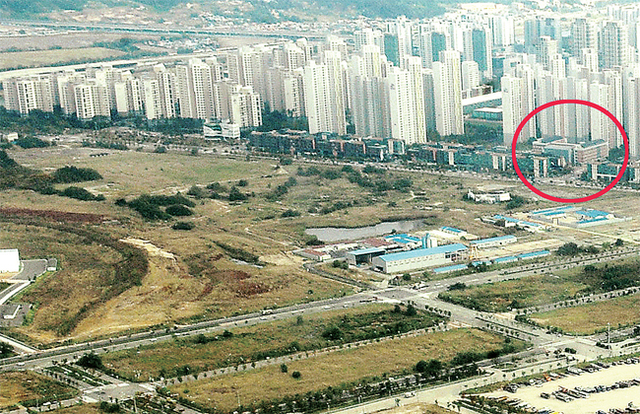 ▲ 주거용 오피스텔이 들어설 것으로 보이는 인천시 연수구 송도국제도시 1공구 국제업무용지 15개 블록(왼쪽 개발부지) 인근에 통학구역 안의 유일한 초등학교인 연송초교(빨간 동그라미) 마저 이미 과대ㆍ과밀학급으로 포화돼 있어 오피스텔 입주에 따른 추가 학생수용이 불가능한 상태라는 지적이다. 장용준기자