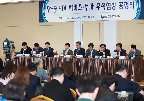 ▲ 강성천 산업통상자원부 통상차관보는 서울 삼성동 코엑스 E홀에서 성한경 서울시립대 교수, 정환우 코트라 중국조사담당관 등 발표자와 이재민 서울대 교수, 구기보 숭실대 교수 등 패널 및 토론자, 통상관련 분야별 담당자 등 관계자 200여명이 참석한 가운데 “한중 FTA 서비스·투자 후속협상 개최 전 통상조약의 체결 절차 및 이행에 관한 법률 제7조에 따라 이해관계자와 통상 전문가 의견 청취”를 위한 「한-중 FTA 서비스·투자 후속협상 공청회」에 참석하여, 인사말을 한 후 ‘한중 FTA 서비스·투자 후속협상의 경제적 효과 및 중국 서비스시장 진출 유망 분야의 기대 발표, 한중 FTA 서비스·투자 후속협상 방향 및 업계 요청 사항 등을 논의하는 종합토론과 질의응답의 시간을 가졌다. 사진/산업통상자원부