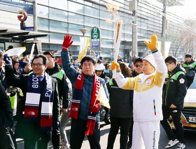 ▲ (사진)1-2성화봉송