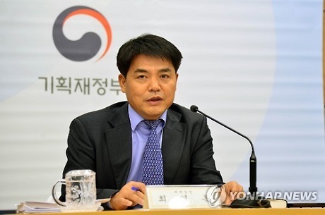 ▲ 기획재정부 최영록 세제실장은 세법개정 시행령 개정안 사전 브리핑에서 현행법으로도 가상화폐에 과세할 수 있다고 설명했다. 사진/연합뉴스