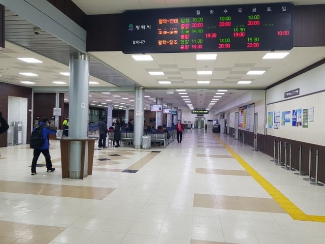 ▲ 지난 5일 오전 평택항 국제여객터미널. 평소 중국 소무역상들롱 북적이던 이곳이 텅 빈 채 한산한 모습 이다. 최해영기자