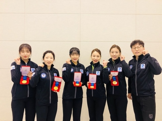 ▲ 제99회 전국동계체육대회 컬링 여자 일반부에서 5년 만에 패권을 되찾은 경기도청 신동호 코치(오른쪽)와 선수들이 기념촬영을 하고 있다.경기도청 제공