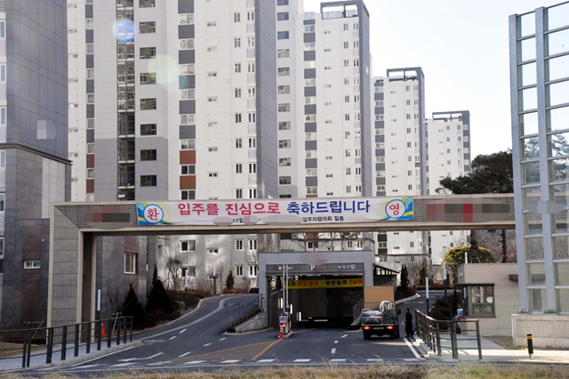 ▲ 부실시공으로 입주예정자들이 하자보수 등을 요구하며 입주를 거부하고 있는 시흥시 정왕동 배곧신도시 이즈더원 2차 아파트. 전형민기자