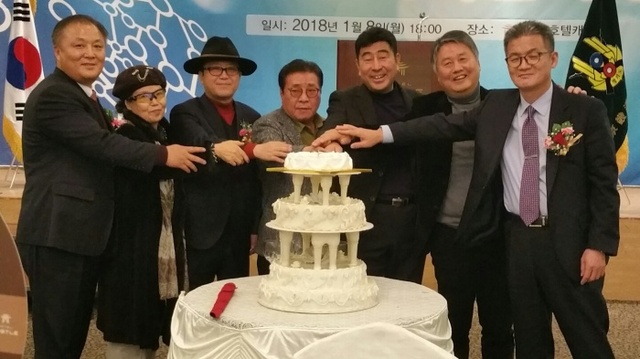 ▲ 8일 수원 호텔캐슬에서 열린 '2018 경기도 사격인의 밤' 행사에서 참석 내빈들이 케?을 커팅하고 있다.경기도사격연맹 제공