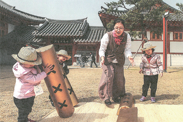 수원전통문화관을 방문한 시민들 모습