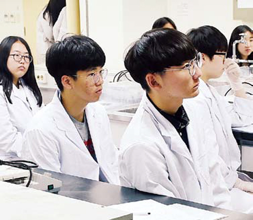 이재정 경기도교육감이 추진한 ‘경기꿈의대학’에 참여한 학생들이 수업을 받고 있다.