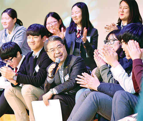 경기꿈의학교 발표회에서 이재정 경기도교육감과 학생들이 자유롭게 토론을 하고 있다.