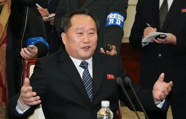 ▲ 리선권 조국평화통일위원회 위원장이 9일 오전 판문점 남측 평화의 집에서 열린 남북 고위급회담에서 환담을 나누고 있다.  /사진공동취재단