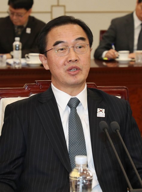 ▲ 조명균 통일부 장관이 9일 오전 남북 고위급회담이 열리는 판문점 남측 평화의 집에서 리선권 조국평화통일위원회 위원장을 비롯한 북측 대표단과 전체회의에서 환담을 나누고 있다.  /사진공동취재단