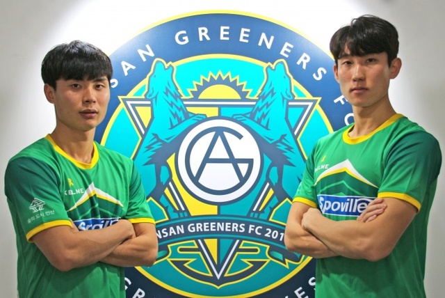▲ 9일 프로축구 K리그 챌린지(2부리그) 안산 그리너스 FC가 영입한 포항 스틸러스 출신의 공격수 김종석(왼쪽)과 최호주(오른쪽).안산FC 제공