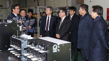 ▲ 산업통산자원부 이인호 차관(오른쪽 다섯 번째)과 대한상의 김준동 상근부회장(오른쪽 네 번째) 등이 산업혁신운동 참여 기업을 현장 방문해 제품에 대해 설명을 듣고 있다. 사진/대한상공회의소