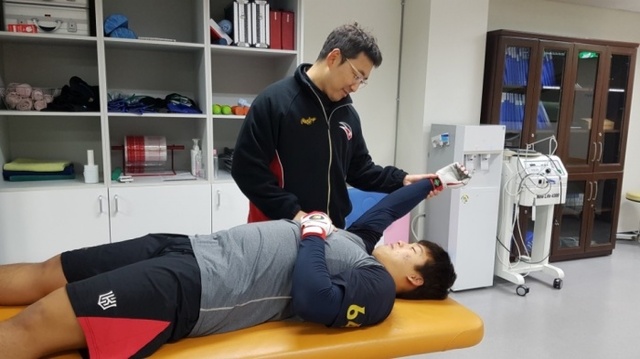 ▲ 9일 수원 케이티 위즈파크 내 웨이트 훈련장에서 이지풍 코치가 신인 외야수 강백호 선수를 지도하고 있다. kt wiz 제공