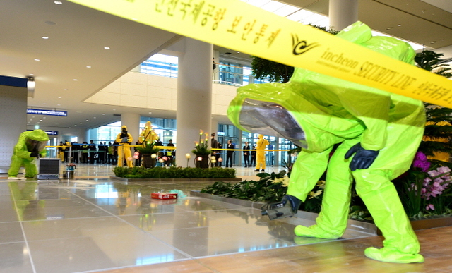 ▲ 9일 오후 인천공항 제2여객터미널에서 열린‘평창올림픽 대비 인천국제공항 대테러 종합훈련’에서 인천공항공사 폭발물처리반원이 오몀물질을 탐지하고 있다.장용준기자