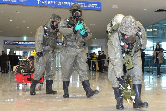 ▲ 9일 오후 인천공항 제2여객터미널에서 열린‘평창올림픽 대비 인천국제공항 대테러 종합훈련’에서 인천공항공사 폭발물처리반원이 오몀물질을 탐지하고 있다.장용준기자