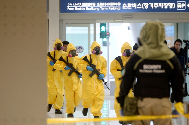 ▲ 9일 오후 인천공항 제2여객터미널에서 열린‘평창올림픽 대비 인천국제공항 대테러 종합훈련’에서 인천공항공사 폭발물처리반원이 오몀물질을 탐지하고 있다.장용준기자