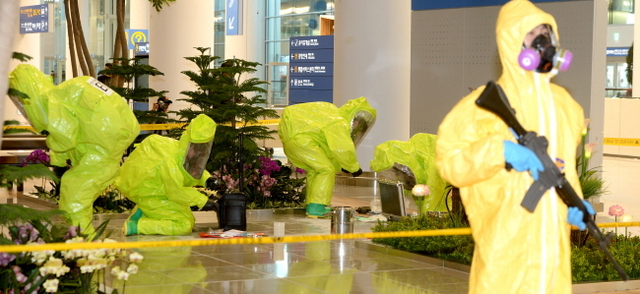 ▲ 9일 오후 인천공항 제2여객터미널에서 열린‘평창올림픽 대비 인천국제공항 대테러 종합훈련’에서 인천공항공사 폭발물처리반원이 오몀물질을 탐지하고 있다.장용준기자