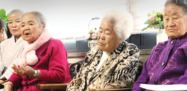 ▲ 9일 오후 광주시 퇴촌면 일본군 위안부 피해 할머니들의 쉼터 나눔의집에서 이옥선 할머니(왼쪽)가 한일 위안부 합의 처리 방향 발표를 시청한 후 발언하고 있다. 연합뉴스
