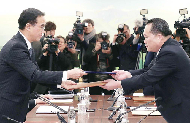 ▲ 공동보도문 교환하는 남북 조명균 통일부 장관(왼쪽)과 리선권 조국평화통일위원회 위원장이 9일 판문점 남측 평화의 집에서 열린 남북 고위급회담 종료회의에서 공동보도문을 교환하고 있다. 사진공동취재단
