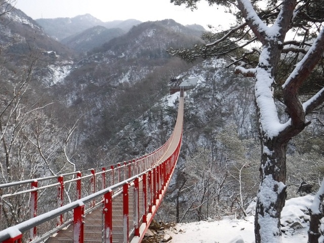 파주 최초로 조성된 감악산 둘레길. 한해 100만 명이 찾는 이곳은 파주·양주·연천 3개 시ㆍ군을 아우르며 길이가 18.7㎞에 이른다. 파주시 제공