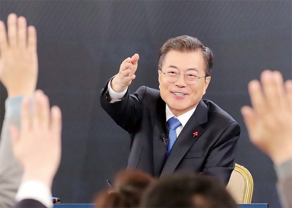 ▲ 각본 없는 질의응답 문재인 대통령이 10일 오전 청와대 영빈관에서 열린 신년 기자회견에서 질문하기 위해 손을 든 기자 중에서 질문자를 지명하고 있다. 이날 기자회견은 사전에 질문과 질문자를 정하지 않고 대통령이 직접 질문자를 지명하는 방식으로 진행됐다. 연합뉴스