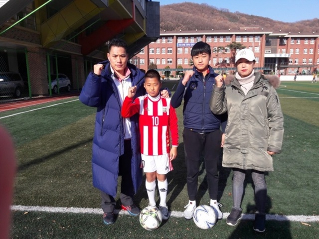 ▲ 안양시청 육상팀 강태석 감독(왼쪽)과 (오른쪽부터)부인 전선하씨, 축구 선수인 장남 강세혁, 막내 강주혁 일가족.