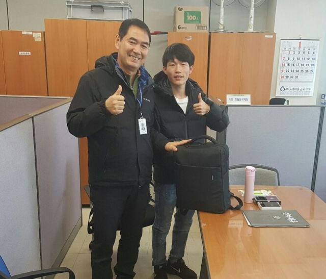 ▲ 안산-왼쪽 상록서 장성순 경감과 중국인 여행자