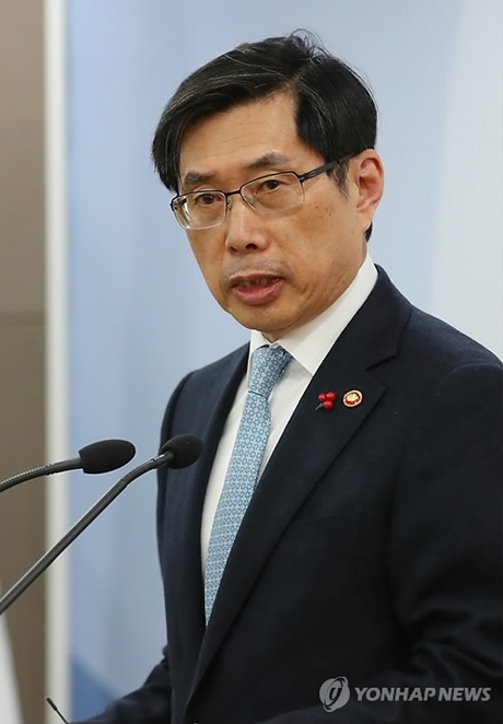 ▲ 박상기 법무부 장관이 11일 정부과천청사에서 열린 법조기자단 간담회에서 취재진의 질문에 답하고 있다. 사진/연합뉴스