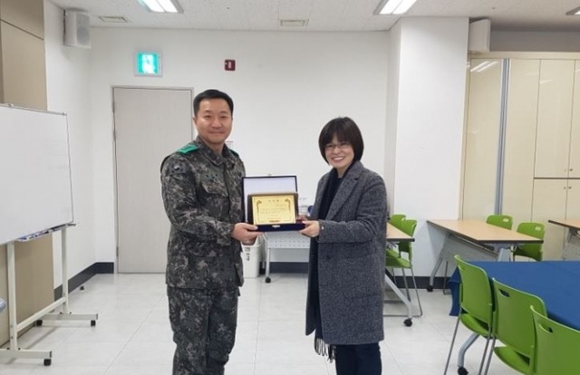 ▲ 육군3075부대 3대대, 장병 독서문화진흥 이바지한 평택시립장당도서관에 감사패 증정
