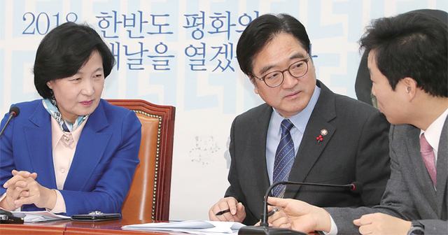 ▲ 대화 나누는 민주당 지도부 더불어민주당 추미애 대표(왼쪽부터)와 우원식 원내대표, 김병관 최고위원이 12일 국회에서 열린 최고위원회의에서 대화하고 있다. 연합뉴스