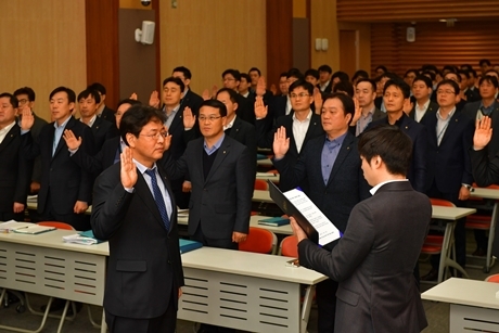 ▲ 15일 중구 통일로에 위치한 농협은행 본사 대강당에서 ‘손익목표 달성 및 윤리경영 실천 결의대회’를 실시하고 있다. 농협은행 여신심사·기업구조개선부문 박철홍 부행장(왼쪽). 사진/NH농협은행.