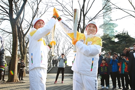 ▲ KEB하나은행 평창동계올림픽 성화봉송 (1)