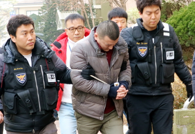 ▲ 재가한 어머니의 일가족을 살해하고 뉴질랜드로 도피했다 국내로 송환돼 구속된 김성관(36)씨가 15일 오후 현장검증을 위해 용인시내 한 아파트로 들어서고 있다.  송승윤기자