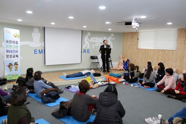 ▲ 어린이집 원장들이 용인소방서에서 운영하는 안전그린마스터 과정에 참가해 교육을 수강하고 있다.