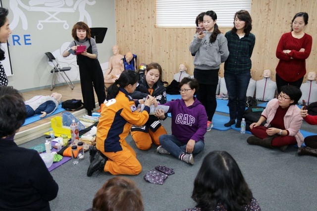 ▲ 용인소방서 교관요원들이 어린이집 원장들을 대상으로 한 안전그린마스터 교육과정 중 응급처치 분야 교육을 진행하고 있다.