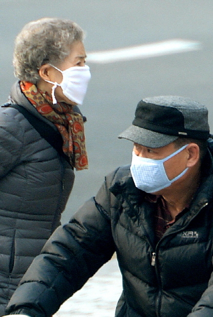 ▲ 강화·옹진·영종 지역을 제외한 인천 전 지역에 초미세먼지 주의보가 발령된 16일 인천시 남구 인천종합버스터미널 사거리 앞의 시민들이 마스크를 쓴 채 발걸음을 재촉하고 있다.장용준기자
